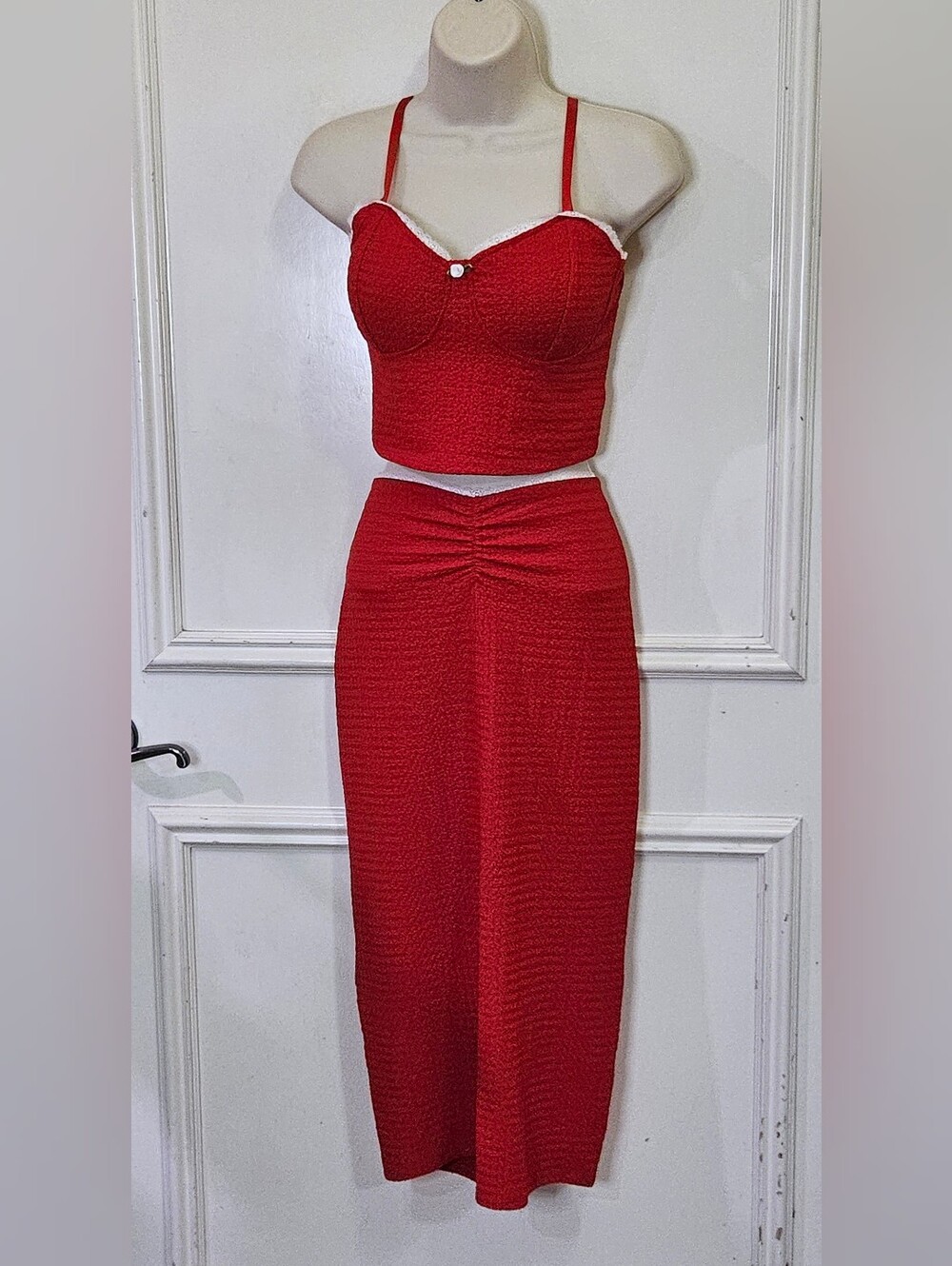 Madden NYC Red Sweetheart Sleeveless 2-Piece Skirt Set, Medium.